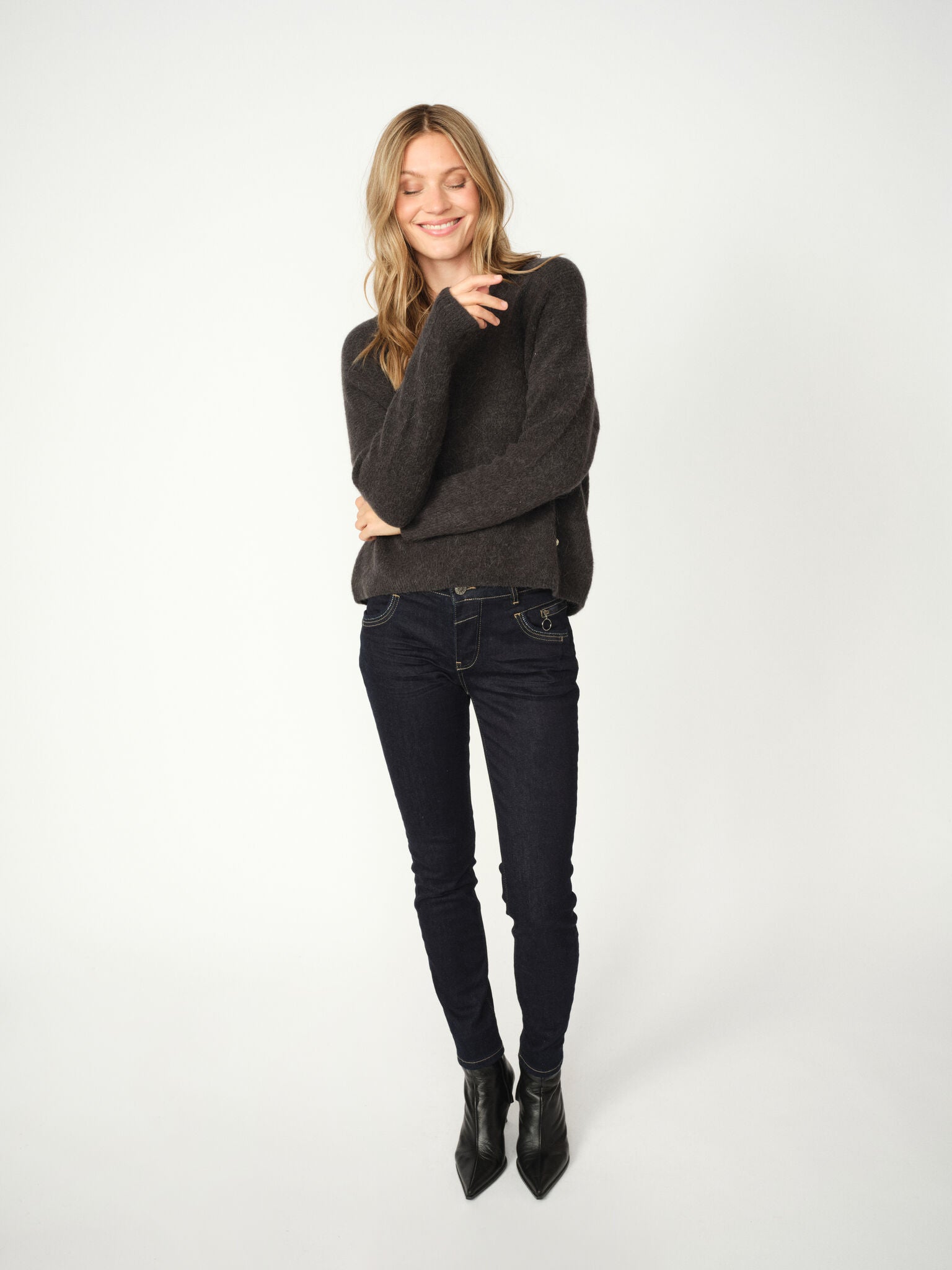 Modelshot / Dark Blue / Detail